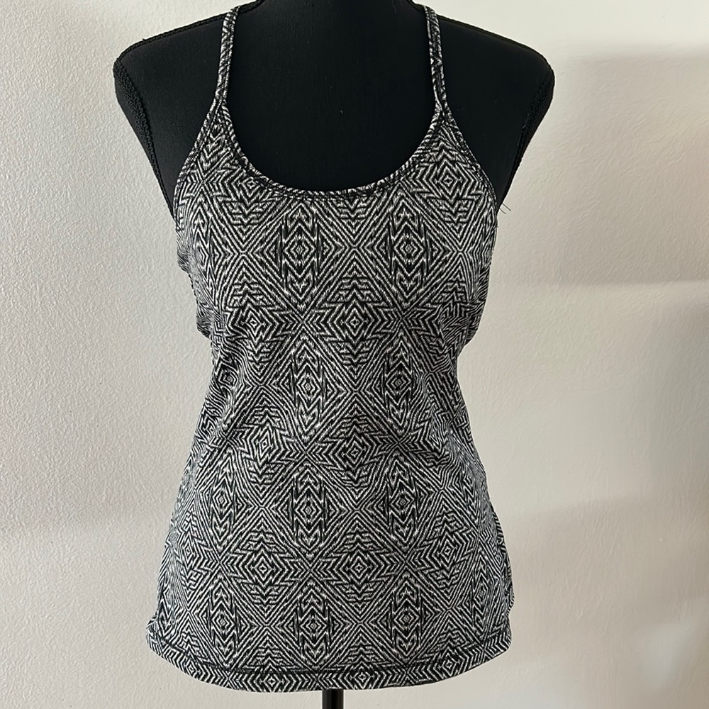 Eastern mountain sports black & white geometric athletic tank with built in bra